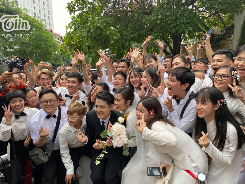 Fan đã tập trung từ sáng sớm tại nhà cô dâu và chú rể, cùng nhau mặc áo trắng để lên hình cho xịn xò. 