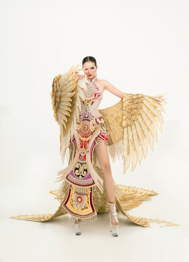 Quốc phục của Ngọc Châu tại Miss Supranational: Dài 5 mét, đính kết từ 10.000 mảnh ghép tại cánh chim Lạc cực hoành tráng! - Ảnh 1.