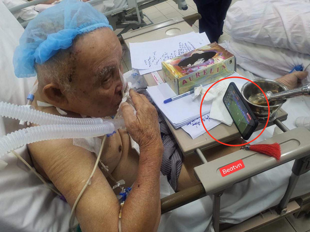 Hình ảnh cụ ông vừa phẫu thuật não đang phải thở máy vẫn cố xem trận chung kết SEA Games 30 giữa U22 Việt Nam với Indonesia gây xúc động - Ảnh 1.