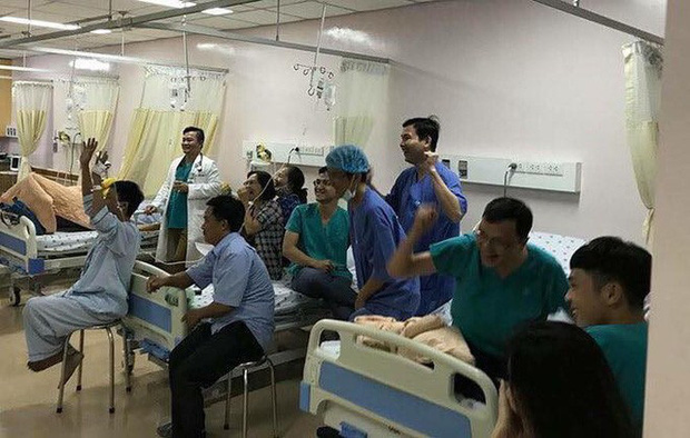 Hình ảnh cụ ông vừa phẫu thuật não đang phải thở máy vẫn cố xem trận chung kết SEA Games 30 giữa U22 Việt Nam với Indonesia gây xúc động - Ảnh 2.