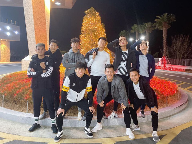 Dàn nam thần U23 Việt Nam tiếp tục nhập vai boyband ở Hàn Quốc: Toàn là những gương mặt visual, áp lực nhan sắc cho team qua đường thật sự! - Ảnh 1.