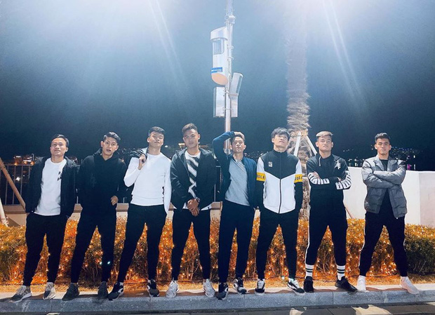 Dàn nam thần U23 Việt Nam tiếp tục nhập vai boyband ở Hàn Quốc: Toàn là những gương mặt visual, áp lực nhan sắc cho team qua đường thật sự! - Ảnh 2.
