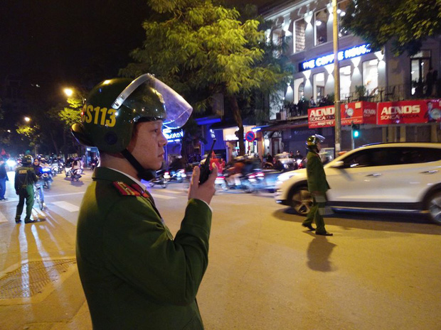 Hà Nội: Cảnh sát hoá trang, xử nghiêm bãi xe chặt chém và chống đua xe đêm Noel - Ảnh 1.