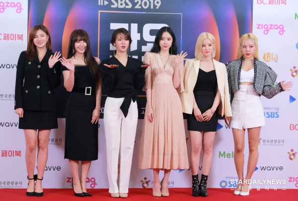 Thật bất ngờ khi Apink là nhóm nhạc 'cao tuổi' nhất tại SBS Gayo Daejun 2019 này. Không hổ danh là những thần tượng lão làng, các cô gái chọn trang phục thảm đỏ tuy không cùng tone, cùng style như nhiều nhóm đàn em nhưng lại chẳng hề 'lạc quẻ' chút nào. 