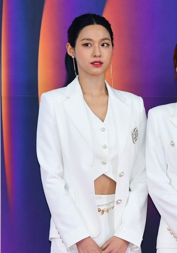 Tuy nhiên, nhiều netizen cho rằng trang phục màu đen không phù hợp với tạo hình, cách trang điểm hay kiểu tóc của Seolhyun hôm nay. Trái lại, trong outfit trắng, cô nàng tự tin và tỏa sáng hơn hẳn. 