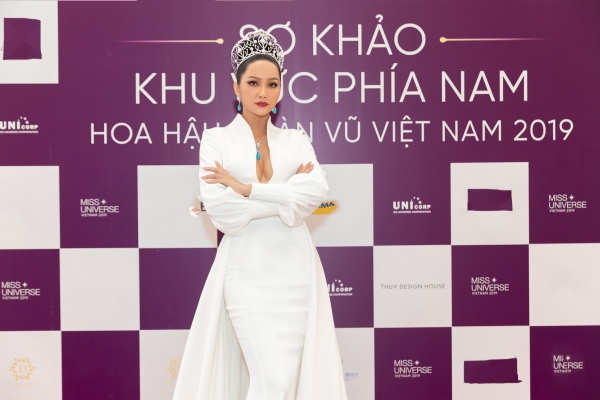 Tại vòng sơ khảo khu vực phía Nam của cuộc thi Hoa hậu Hoàn vũ Việt Nam 2019, H'Hen Niê tiếp tục là tâm điểm của dư luận, nhưng không phải vì mặc đẹp hay thần thái quyền lực sau hai năm đương nhiệm mà là vì... (lại) mặc váy nhái. Chỉ trích hay mỉa mai H'Hen Niê thì rõ ràng là 'oan ức' cho cô nàng, nhưng cứ năm lần bảy lượt mặc đồ nhái của thương hiệu nổi tiếng như thế này, các fan cũng không biết nên bảo vệ H'Hen Niê làm sao. 