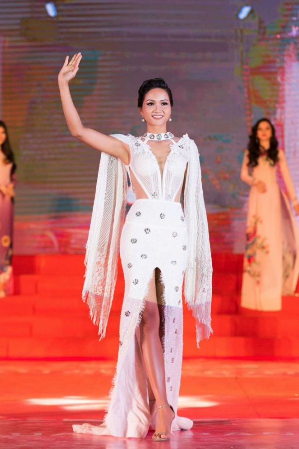 Mẫu váy bị tố đạo nhái từng đưa H'Hen Niê vào top sao mặc đẹp trên thảm đỏ. Vạt áo ngay tay được thiết kế tinh tế, các đường cut-out táo bạo nhưng không phản cảm đã tôn lên trọn vẹn vẻ đẹp và sự quyến rũ của Hoa hậu Hoàn vũ Việt Nam 2017.