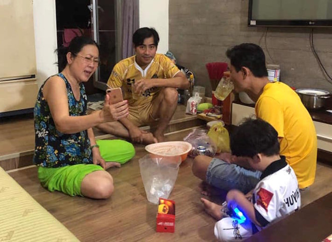Thanh Bình và con trai về quê thăm mẹ đẻ Ngọc Lan