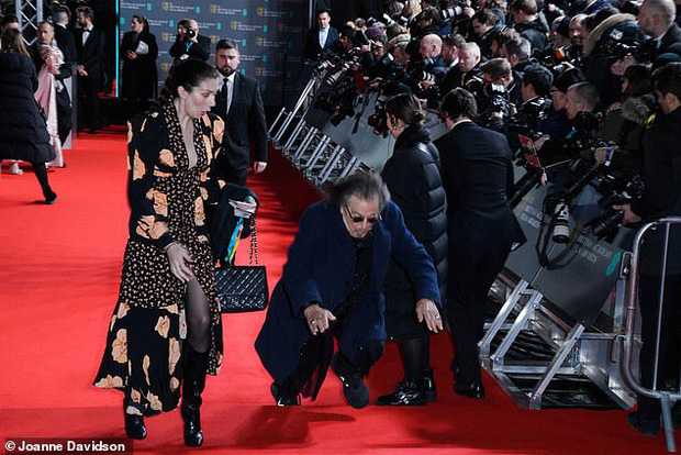 Thảm đỏ gây sốc BAFTAs: Góa phụ đen lấn át cả Công nương Anh, con gái Johnny Depp hở phản cảm bên dàn sao nữ thảm họa - Ảnh 10.