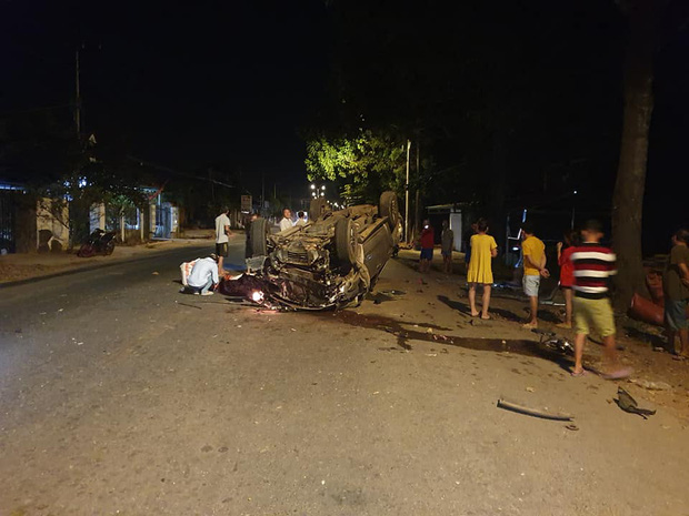 Ô tô tông vào gốc cây lật ngửa, 7 thanh niên thương vong