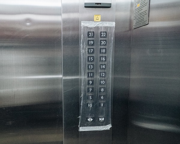 Các nút bấm thang máy được bọc nilon và phun khử khuẩn mỗi ngày.