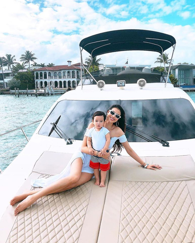 Phạm Hương chụp ảnh cùng con trai trên du thuyền