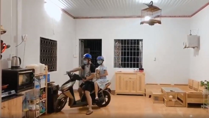 Khi vợ con đòi đi chơi mà vẫn đang trong thời gian cách ly, đây là cách ông chồng  bá đạo  này làm