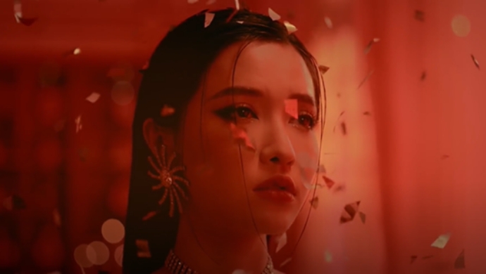 Bích Phương 'ra lò' MV mới đầy cảnh nóng bỏng nhưng vẫn một phong cách tiêu đề dài '8 cây số'