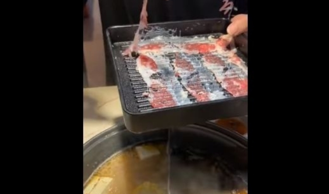Hí hửng đi ăn lẩu, khách sốc với thịt bò thái mỏng hơn lá lúa, gắp muốn gãy đũa cũng nát tươm