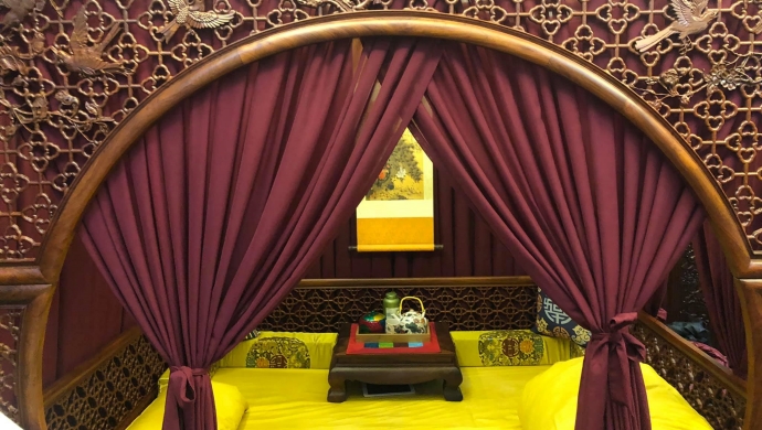 Chàng trai Hà Nội lên ý tưởng decor phòng ngủ 20m2: Phong cách 'cổ trang' với nhiều vật dụng quý hiếm