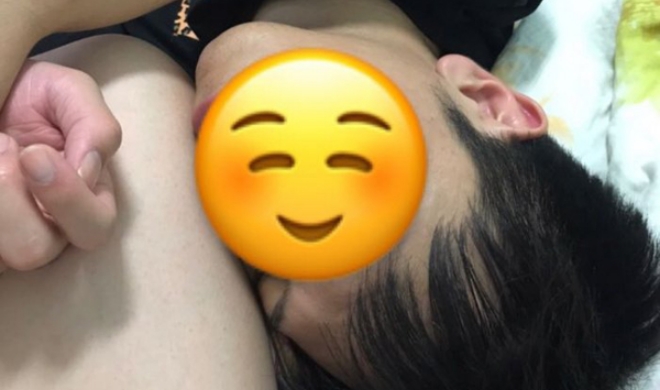 Cô nàng khoe khéo tư thế 'bám riết' của bạn trai trong khi ngủ khiến cộng đồng mạng gato