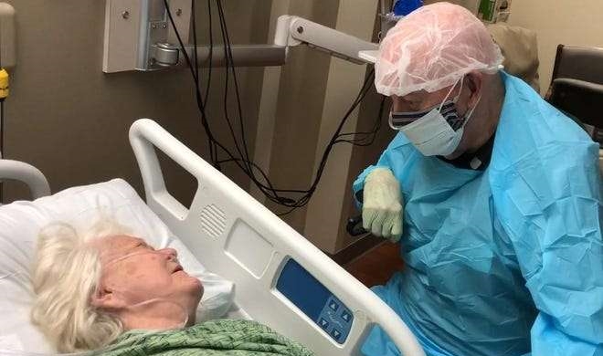 Vợ mắc Covid-19, chồng đánh đổi mạng sống để gặp vợ lần cuối: 'Bà sẽ không bao giờ cô đơn đâu'