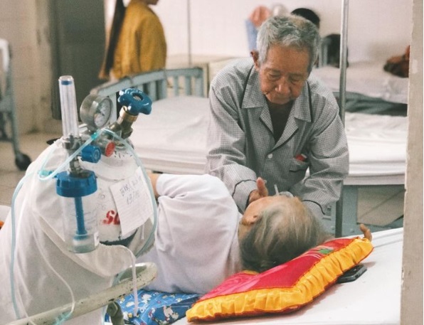 Xúc động cụ ông 85 tuổi một mình chăm sóc vợ tiểu đường nặng: ‘Có chết ông cũng phải nuôi bà đến phút cuối cùng’