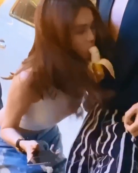 Ngọc Trinh bị chê ''kém sang, thô tục'' với clip ăn chuối