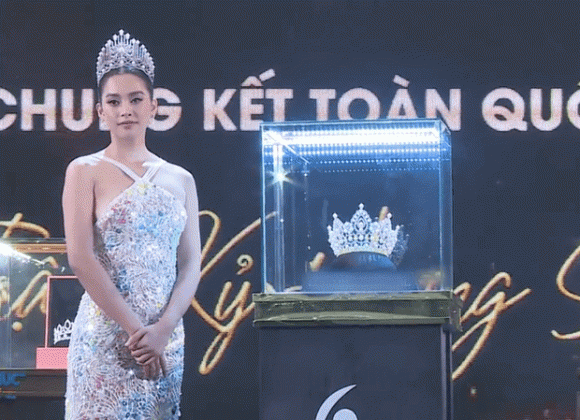 'Ngã ngửa' với thân hình của Hoa hậu Tiểu Vy qua ảnh đã chỉnh sửa và trên livestream
