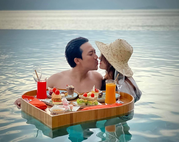 Trấn Thành khoe ảnh liên hoàn 'khóa môi' với bà xã, biến chuyến du lịch thành nơi tung 'cẩu lương'