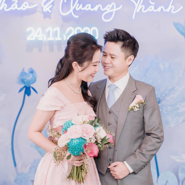 Thiếu gia Phan Thành bất ngờ tự đăng ảnh báo hỷ bên hôn thê Primmy Trương, nhưng 2 vợ chồng vẫn không follow nhau trên MXH!