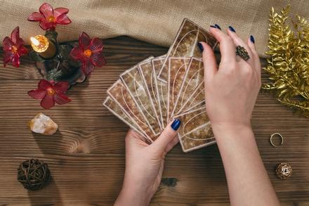 Bói bài Tarot thứ 4 ngày 2/2/2021: Nở mũi vì lời khen