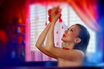
                    Mỹ nhân tắm trần với trai đẹp hút 1 tỷ lượt xem vẫn thua cựu sao 18+
                