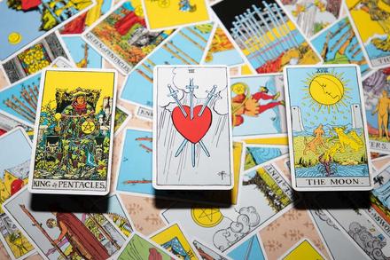 Bói bài Tarot thứ 6 ngày 11/3/2022: Vất vả tứ bề