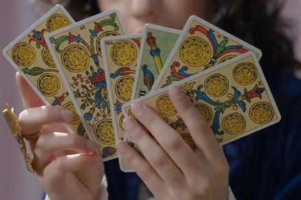 Bói bài Tarot thứ 4 ngày 27/4/2022: Tận hưởng niềm vui ngắn hạn