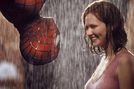 Tobey Maguire không thở nổi vì nụ hôn ngược trong Người Nhện