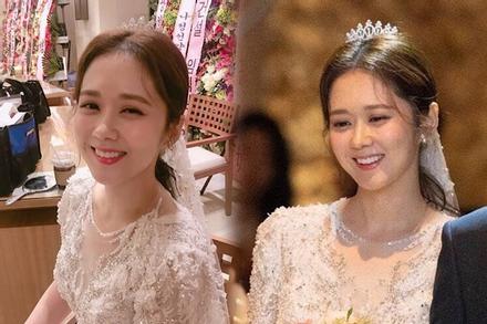 Thiệp cưới không thể giản dị hơn của thánh hack tuổi Jang Nara