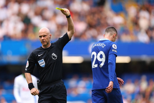 Fan Chelsea ký đơn cấm Anthony Taylor bắt trận của đội nhà