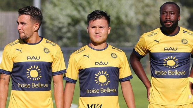 Đội bóng Quang Hải giảm người theo dõi từ Việt Nam