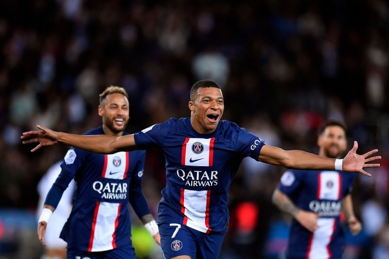 Kylian Mbappe dẫn đầu cầu thủ có thu nhập cao nhất, vượt qua đàn anh là Lionel Messi và Cristiano Ronaldo