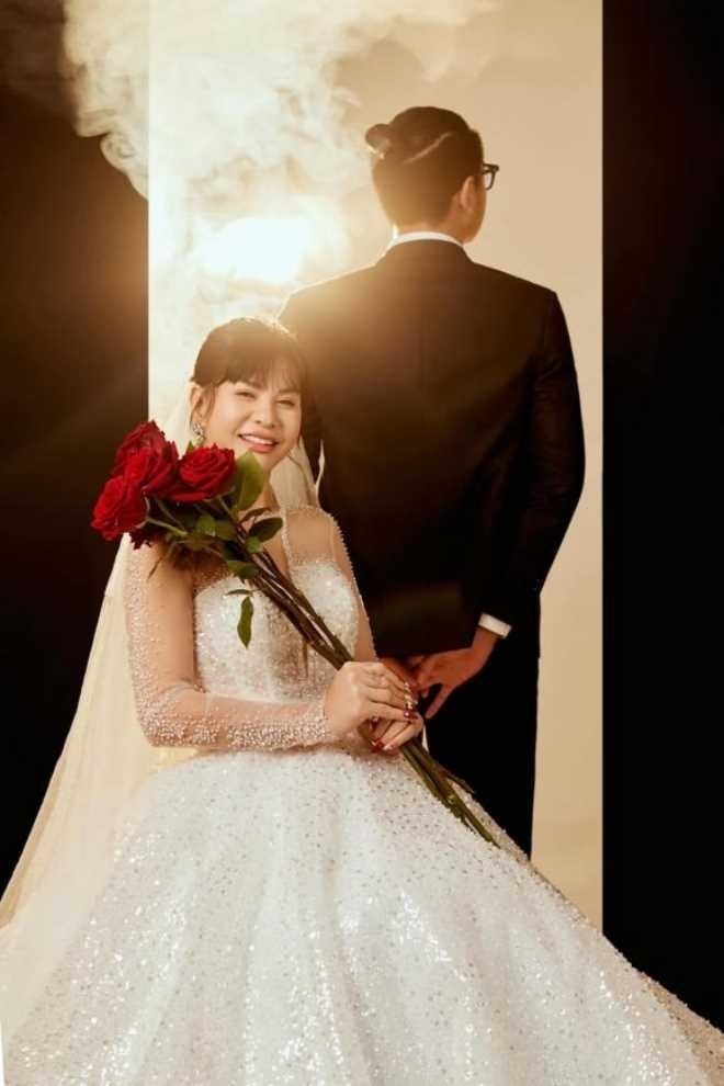 Cát Phượng tung ảnh mặc váy cưới, công khai luôn danh tính 'người đàn ông trong bóng tối'