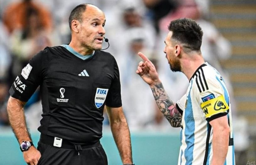 FIFA loại trọng tài rút 18 thẻ vàng khỏi World Cup