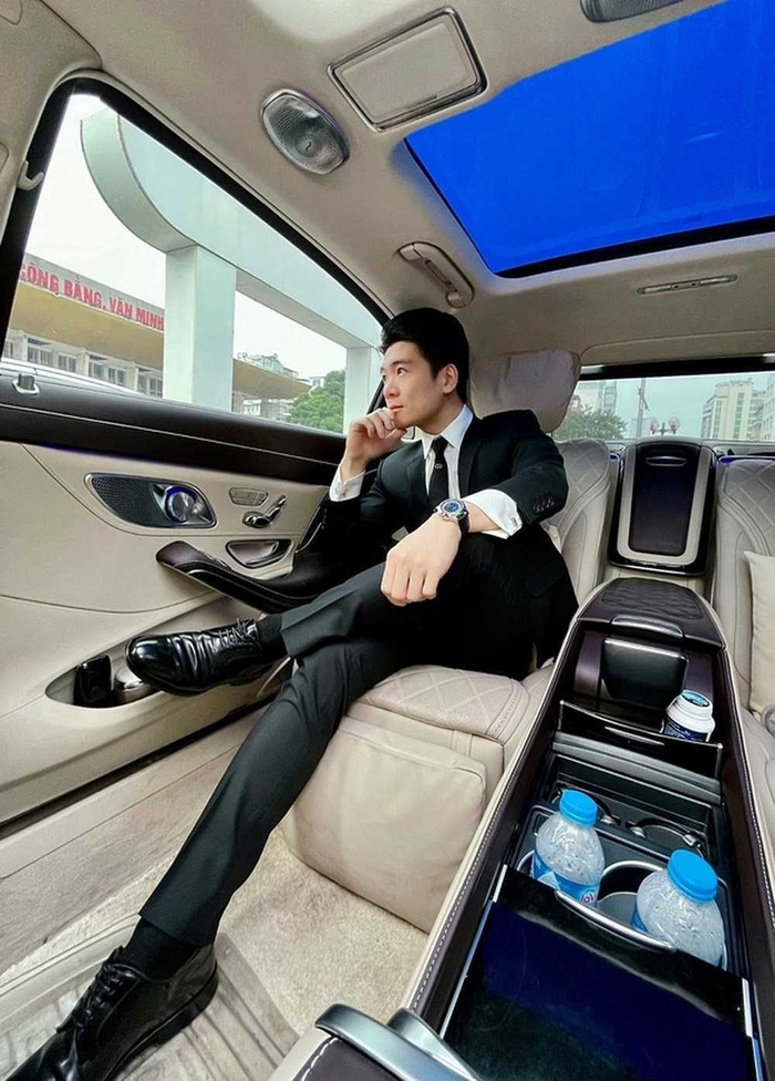 Chồng Đỗ Mỹ Linh khoe ảnh lúc mới sinh, anh trai vào nói gì mà thiên hạ trầm trồ với tình anh em nhà tỷ phú?