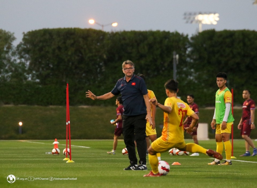 U23 Việt Nam tổ chức sinh nhật cho HLV Troussier