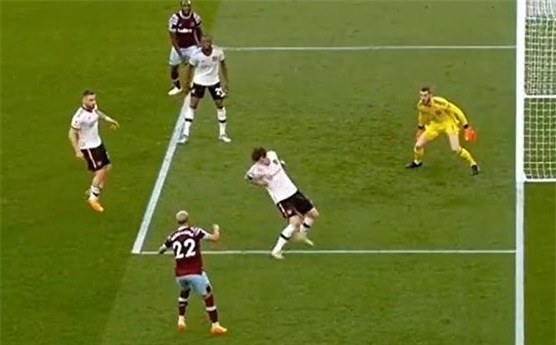 Lindelof dùng tay cản bóng, MU thoát penalty khó tin trước West Ham