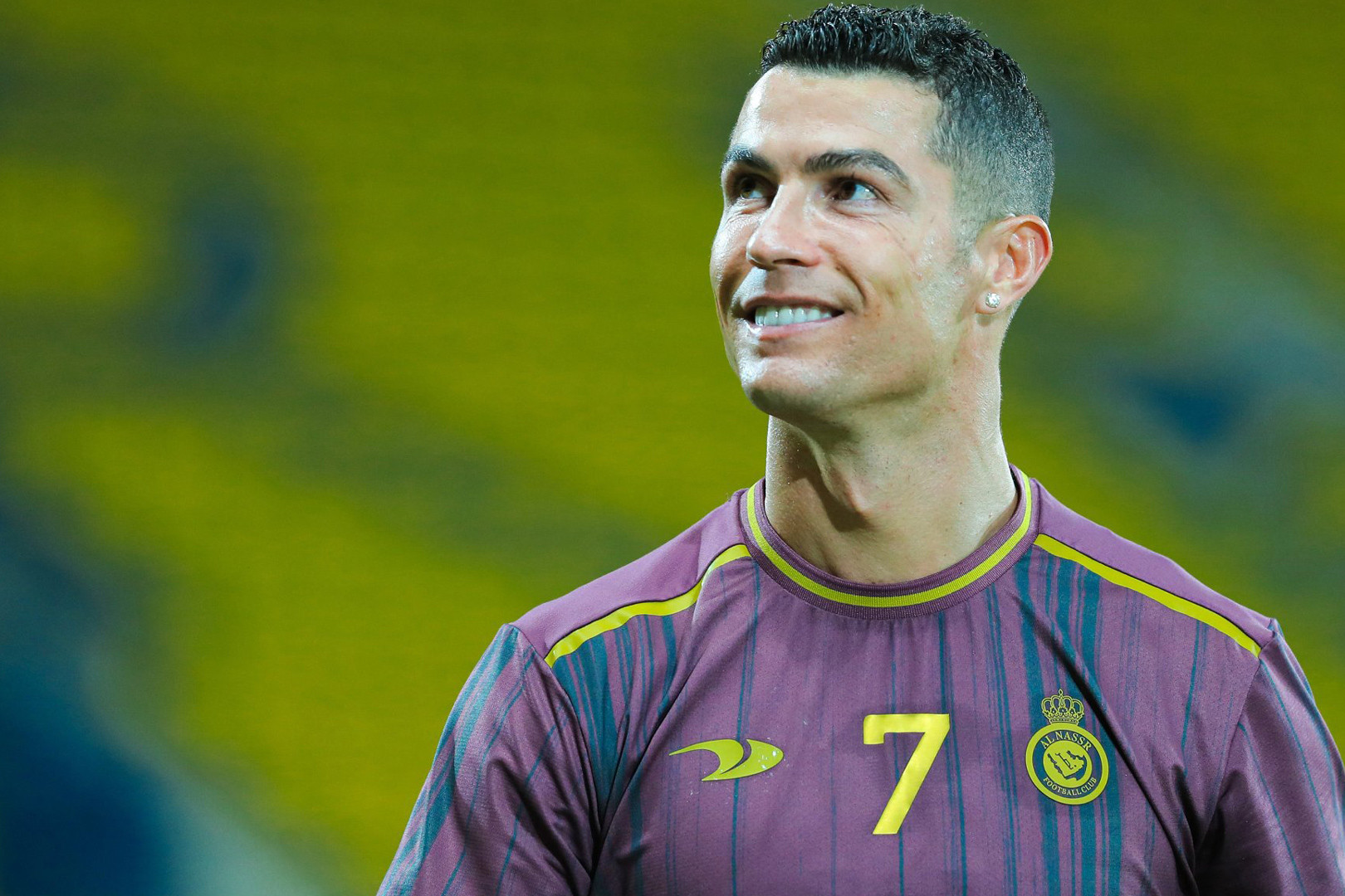 Ronaldo bị chỉ trích tham tiền và thiếu tham vọng