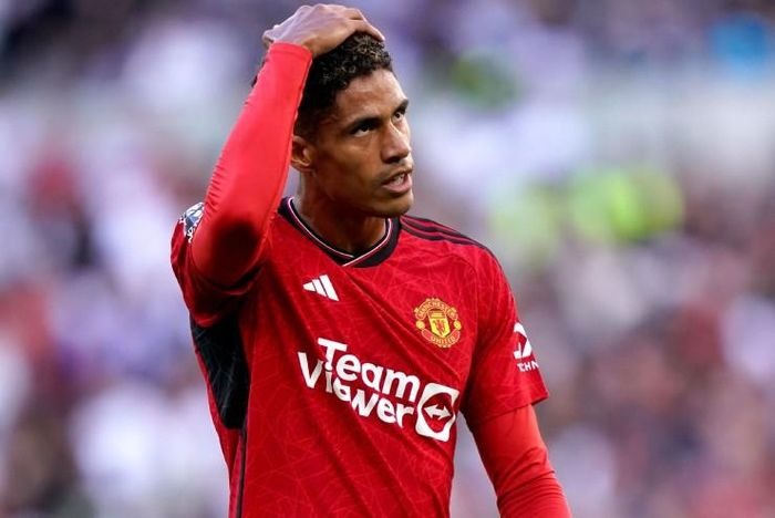 Varane có nguy cơ ra đi, MU cay đắng dễ mất 'trắng' 42 triệu bảng