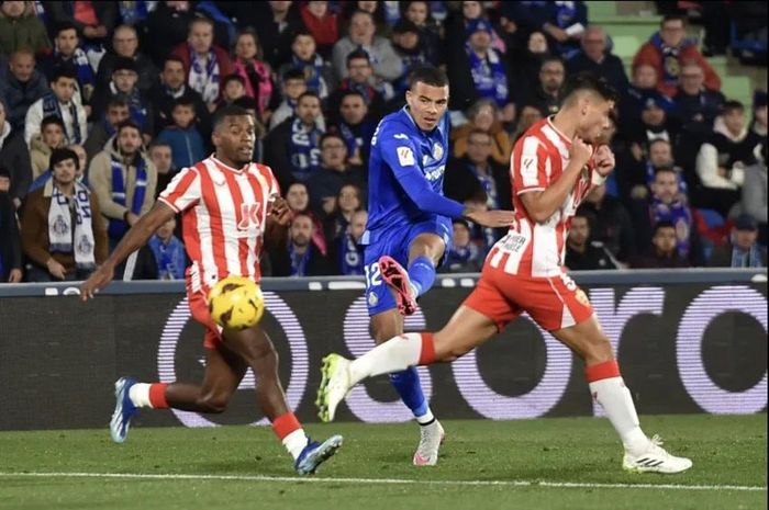 Real Madrid và Barcelona đều thể hiện mong muốn chiêu mộ Mason Greenwood, ngôi sao của Manchester United đang thi đấu cho Getafe dưới dạng cho mượn. 