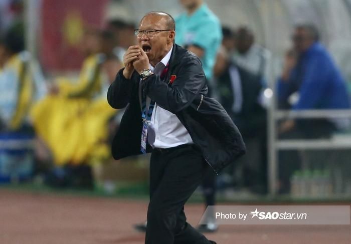 HLV Troussier có sự khởi đầu kém xa HLV Park Hang Seo