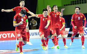 Đội tuyển futsal Việt Nam mặc trang phục đỏ ở trận ra quân