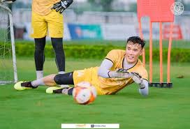 Đằng sau cuộc chia tay giữa thủ môn Bùi Tiến Dũng và HLV Kiatisuk