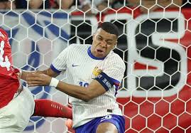 Pháp tổn thất nặng khi Mbappe bị gãy mũi