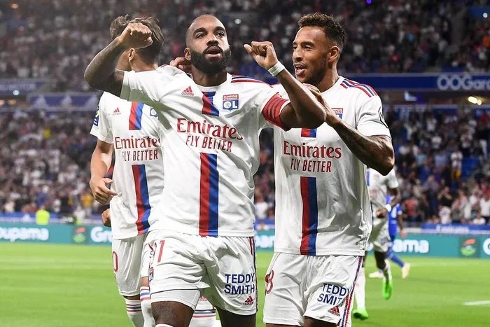 Lyon buộc phải rao bán toàn đội để cứu vãn tình hình tài chính