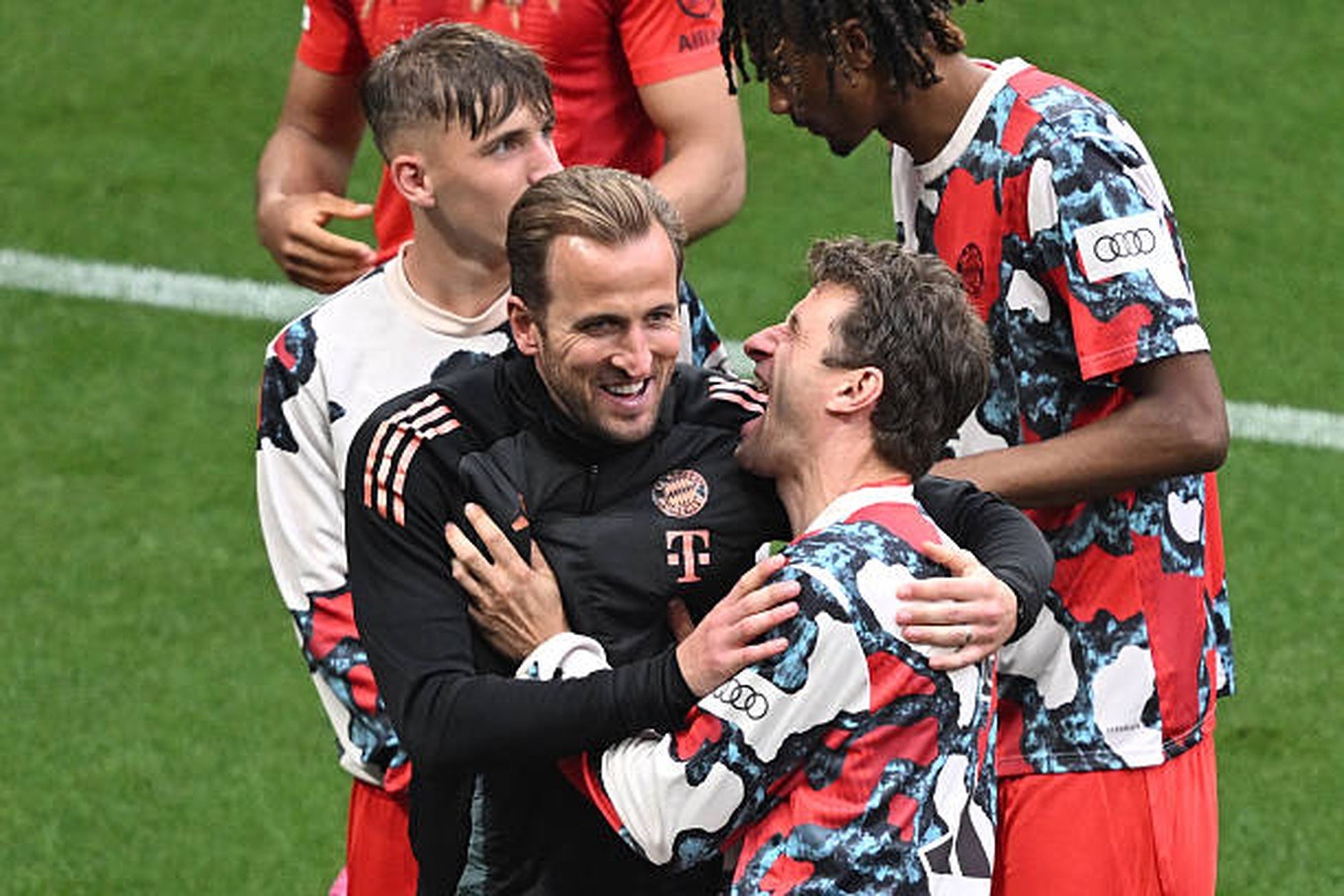 Harry Kane ăn mừng hụt khi Bayern Munich lỡ cơ hội vô địch Bundesliga sớm